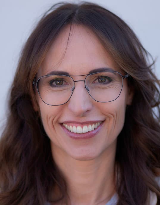 angestellte-augenoptiker-brille-lächeln-isabelle-villard.jpg